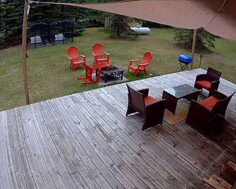 Cozy Cabin near Otsego Lake, golfing, and north woods activities. Dog friendly - Gaylord - Patio