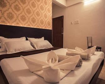 Hotel Mahalaxmi Panvel - Panvel - Bedroom