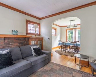 A 'Most-Loved' Craftsman home, great location & amenities, A/C, WiFi, parking - Rochester - Living room