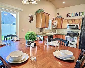 3-bedroom house in charming Jerome with AC - Jerome - Essbereich