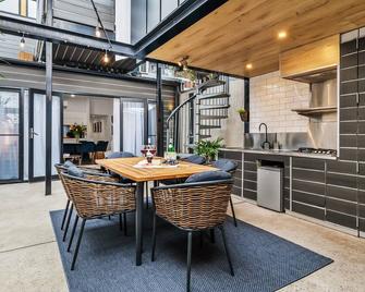A+Albert Park. Bespoke Brilliance. 4Bed 2Bath. - Melbourne - Dining room