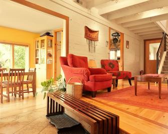 Unique And Spacious Artist's House 5 Blocks From Main Street - Driggs - Huiskamer