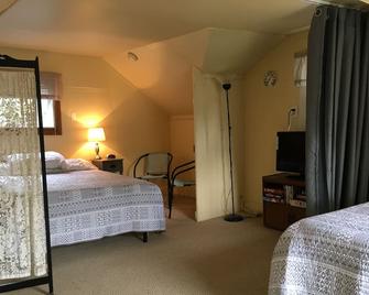 Cozy Canal Front Home in Wonderful Sylvan Beach, NY - Sylvan Beach - Bedroom