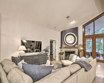 4-Season Boathouse, Hot Tub! Guadalupe River Oasis - Seguin - Wohnzimmer