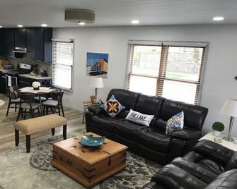Close to beach and kids park! Angelfish Cottage Clean and new and fully stocked - South Haven - Вітальня