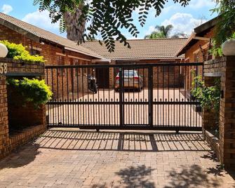 House Lodge - Midrand - Outdoor view