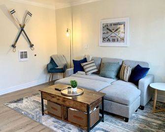 Awesome room layout for couples and solo-travelers at PERFECTLY located lodge. - South Lake Tahoe - Sala de estar