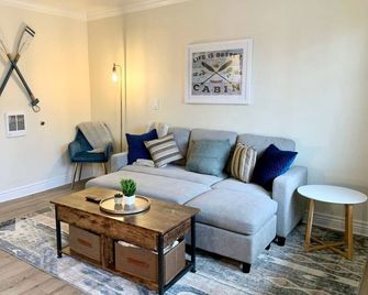 Awesome room layout for couples and solo-travelers at PERFECTLY located lodge. - Lago Tahoe - Soggiorno