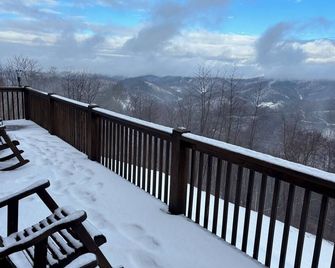 Hot Tub, Views & Biltmore Pass | Pet-Friendly | 8 mins to Hatley Pointe - Mars Hill - Balcón