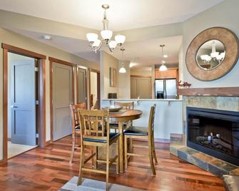 Luxury 2-bedroom condo in superb location - your mountain oasis! - Canmore - Eetruimte