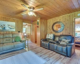 Grill & Fire Pit: Waterfront Cameron Retreat! - Cameron - Living room