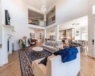 Family Home Near Lake & Local Parks - Little Elm - Living room