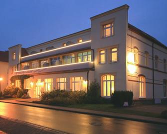 Appartementhaus Zum Strandkorb - Kuehlungsborn - Building