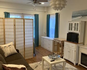 Lovely studio apartment with an indoor electric fire place - Manteo - Living room