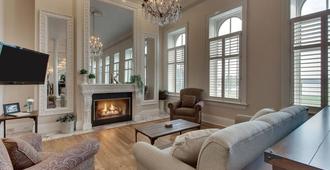 Kingsley Inn - Fort Madison - Living room