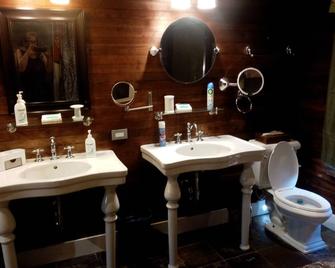 Huge Serene Downtown Loft Granny Unit Private Apt.--North Hill, Superb Location - Pensacola - Bathroom