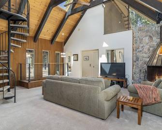 Renovated, next to ski resort, access to Chamberlands private beach - Homewood - Living room