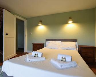 Air Maison - Newlands Farm Grade II Listed Georgian Farmhouse - Waterlooville - Bedroom