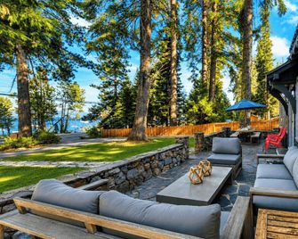 West Shore Lake House by AvantStay Ski Cabin w Backyard Sledding Hill - Homewood - Patio