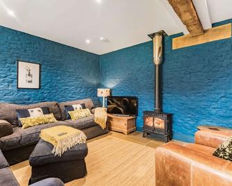 Stylish, dog friendly holiday home with a hot tub in the heart of the Cotswolds - The Stables - Faringdon - Living room