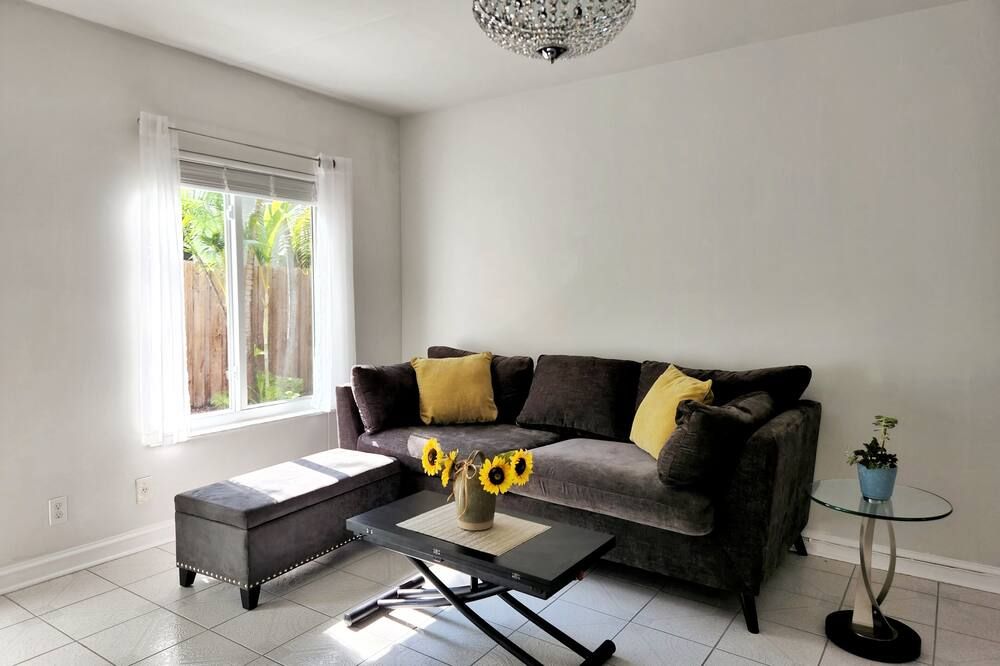 Bright 2-BR &backyard mins to las olas/beach/airport - פורט לודרדייל - סלון