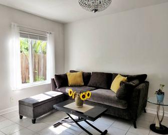 Bright 2-BR &backyard mins to las olas/beach/airport - Fort Lauderdale - Sala de estar