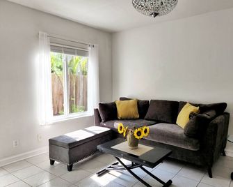 Bright 2-BR &backyard mins to las olas/beach/airport - Fort Lauderdale - Wohnzimmer