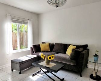 Bright 2-BR &backyard mins to las olas/beach/airport - פורט לודרדייל - סלון