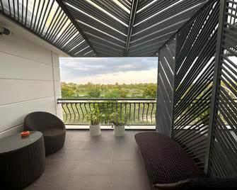 OYO 1030 Ai Hotel - Parañaque - Balkón