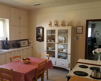 The Mountain House at the base of Mount Shasta - McCloud - Comedor