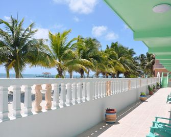 Rainbow Hotel - Caye Caulker - Balkong