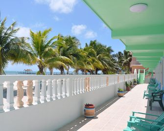 Rainbow Hotel - Caye Caulker - Balcony