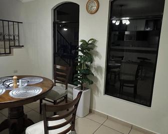Residencia Cálida y acogedora - Santa Tecla - Comedor