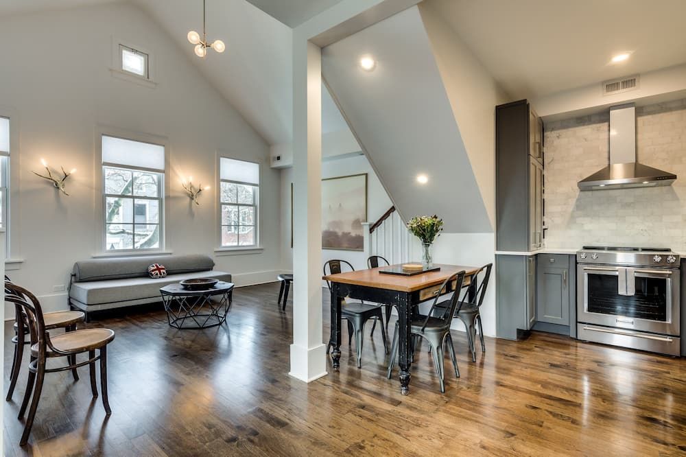 Old Town Chicago at it's finest! Pet Friendly & Recently Renovated Top-Floor Condo Has Everything You Need for a Perfect Windy City Getaway by AllSet Turnover - שיקאגו - חדר אוכל