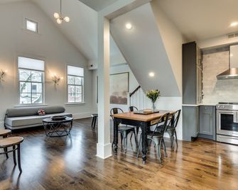 Old Town Chicago at it's finest! Pet Friendly & Recently Renovated Top-Floor Condo Has Everything You Need for a Perfect Windy City Getaway by AllSet Turnover - שיקאגו - חדר אוכל