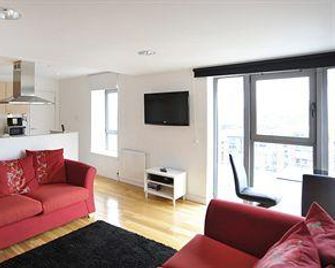Riverview Apartments - Glasgow - Living room