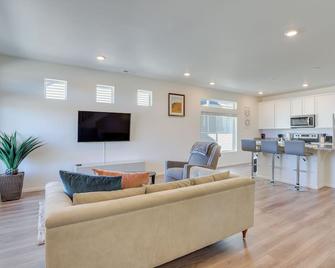 Near Hiking, Golfing and Fishing Colorado Retreat! - Henderson - Sala de estar