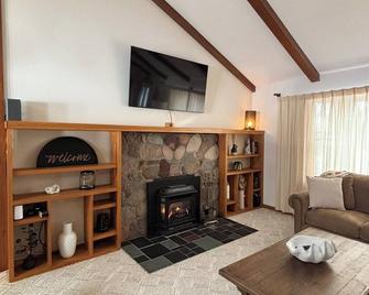 Live & Love Life on the Lake at Sunset Peak! - Howe - Living room