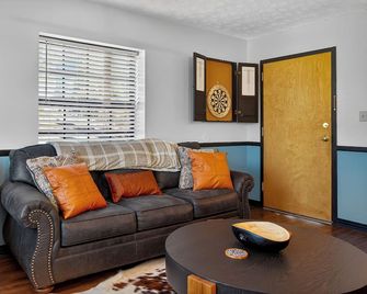 Top floor Downtown Loft-Walk to Downtown Morristown, Pool table, Ping Pong & Bar - Morristown - Obývací pokoj