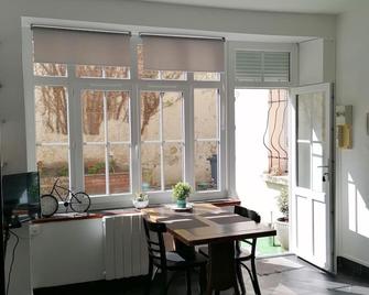 Old town studio in terrace residence in the ramparts near the castle - Boulogne-sur-Mer - Essbereich