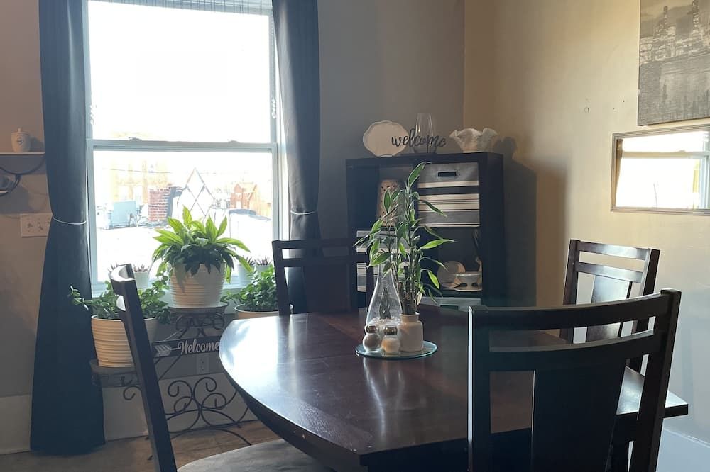 K’s Place Loft-Downtown and above a Beautiful Restaurant & Bar - Chanute - Їдальня