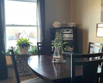 K’s Place Loft-Downtown and above a Beautiful Restaurant & Bar - Chanute - Eetruimte