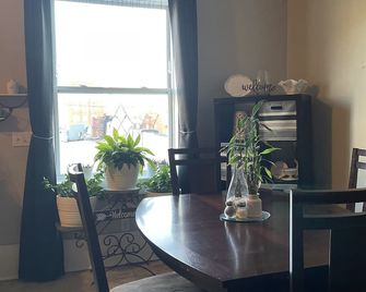 K’s Place Loft-Downtown and above a Beautiful Restaurant & Bar - Chanute - Їдальня