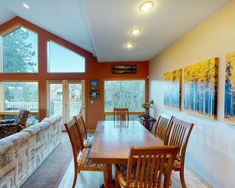 Beautiful Home w/Mount Royal Views, Free WiFi, Private W/D, & Deck - Near Skiing - Frisco - Comedor