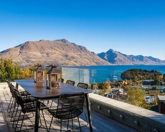 Edinburgh Heights by Sothebys Luxury Rental Homes - Queenstown - Balcony