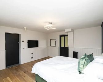 Pages Hotel and Guesthouse - Харлоу