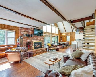 Haverhill Mtn Retreat: Hike, Ski, Relax in Hot Tub - Haverhill - Sala de estar