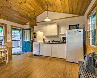 Cabin with Hot Tub - Near Nantahala Outdoor Center! - Bryson City - Kitchen