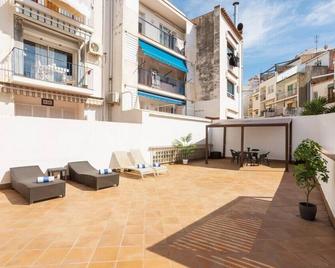 Lucas House Apartments by Sitges Group - Sitges - Innenhof