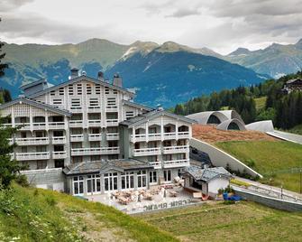 Ecrin Blanc Resort Courchevel - Aquapark - Courchevel - בניין